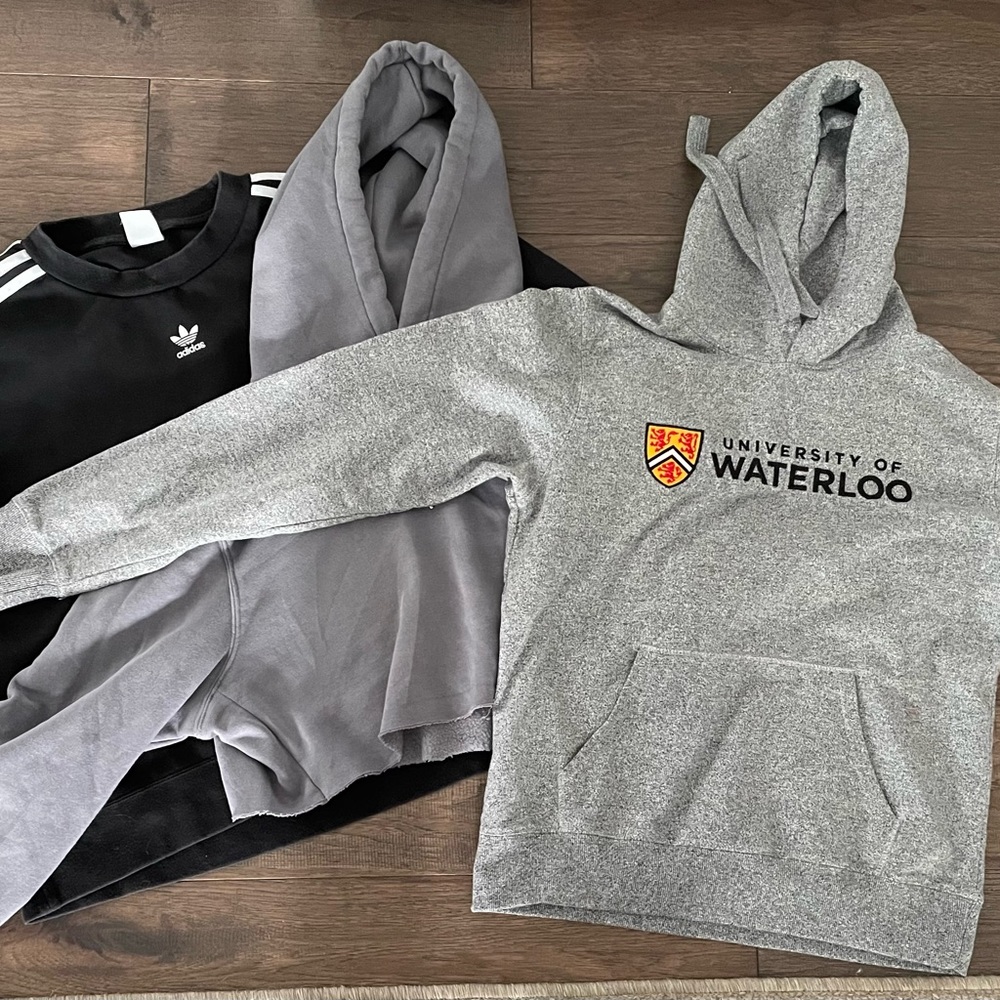 Bundle of 3 sweatshirts sized M. The grey one in the middle is cropped.